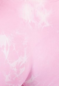 Tessuto a coste rosa con un motivo tie-dye che presenta tonalità chiare e scure. Texture liscia, design aderente e nessun dettaglio hardware visibile.