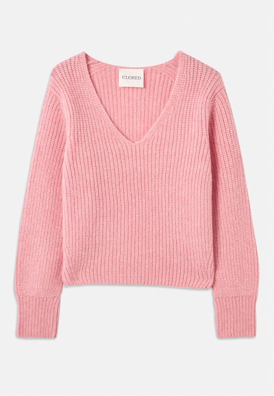 Ροζ πλεκτό πουλόβερ με V λαιμόκοψη και μακριά μανίκια, με ραμμένα μανίκια, τοποθετημένο οριζόντια σε λευκό φόντο.