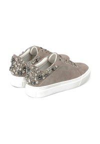 Sneakers in camoscio beige con suola in gomma bianca e un accento posteriore di cristalli multicolori e borchie per un tocco in più.
