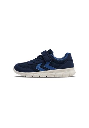 Granatowy dziecięcy sneaker z jasnoniebieskimi akcentami w kształcie chevron, panelami z siateczki, paskiem na rzep, z przodu sznurowany i białą elastyczną gumową podeszwą.