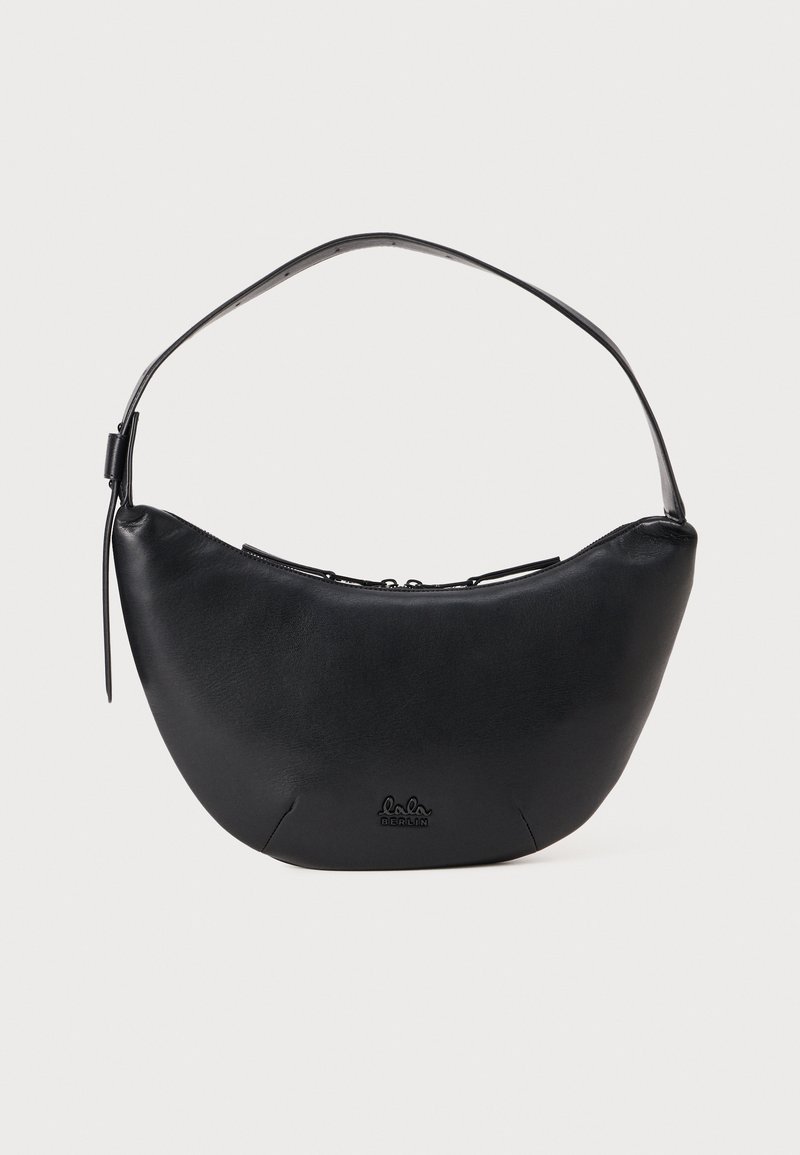 Svart skinn skulderveske med halvmåneform, med glidelås og avtakbar stropp. Lite logo preget på forsiden.
