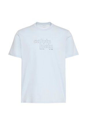 Ανοιχτό μπλε κοντομάνικο T-shirt με λογότυπο "calvin klein" και το κείμενο "Calvin Klein Est. 1968" στο κέντρο του στήθους.