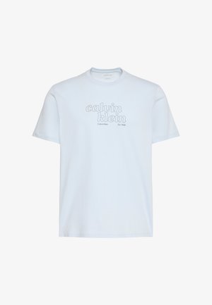 Ανοιχτό μπλε κοντομάνικο T-shirt με λογότυπο "calvin klein" και το κείμενο "Calvin Klein Est. 1968" στο κέντρο του στήθους.
