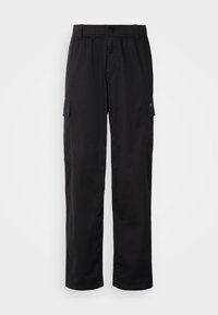 Schwarze Cargo-Hosen aus Stoff mit einem elastischen Bund, Fronttaschen und zwei seitlichen Cargo-Taschen. Lockere Passform mit geraden Beinen.