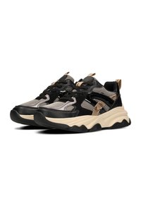 Scarpe sportive nere e beige che presentano materiali in rete e suede, dettagli testurizzati, suola spessa e lacci a contrasto.