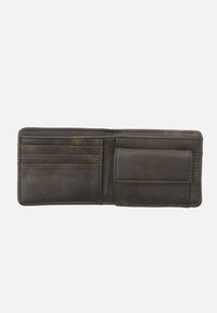 Portefeuille en cuir marron avec plusieurs fentes pour cartes et un compartiment plus grand. Texture lisse, design plié et variations de couleur subtiles visibles.