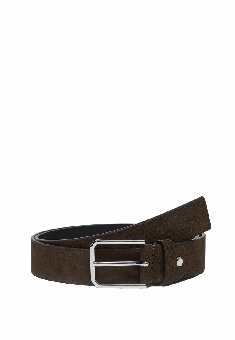 Cintura in suede marrone con fibbia rettangolare in argento, lato interno liscio e dettagli di cucitura. Il design presenta uno stile pulito e minimalista.