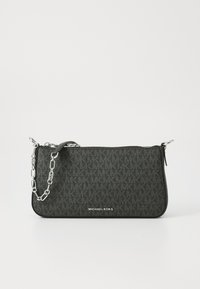 Čierna textilná clutch kabelka s jemným vzorom loga, strieborným reťazkom, zipsom a plochým siluetou. Značka Michael Kors na prednej strane.