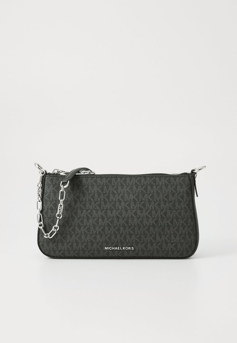 Čierna textilná clutch kabelka s jemným vzorom loga, strieborným reťazkom, zipsom a plochým siluetou. Značka Michael Kors na prednej strane.