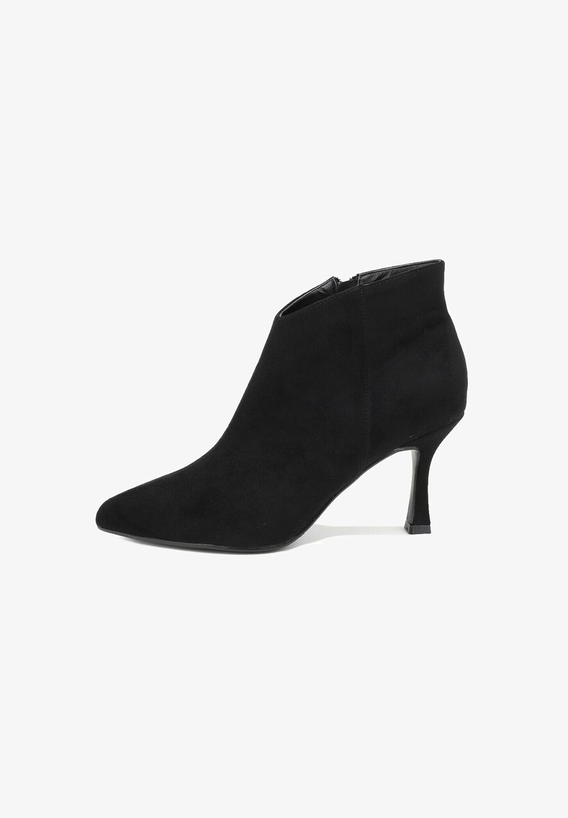 Černé kotníkové boty z broušené kůže se špičatou špičkou, dvojitým zapínáním na zip a tenkým vysokým podpatkem. Hladká textura a elegantní silueta.