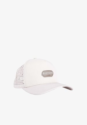 Weißes Baseball-Cap mit perforiertem Netzrücken und „BLACKSKIES PRO“-Logoaufnäher vorne in der Mitte.