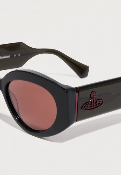 Μαύρα γυαλιά ηλίου με στρογγυλούς βουργουνδικούς φακούς, παχιά σκελίδια και κομψό σχεδιασμό. Οι πλευρικές βραχίονες διαθέτουν ανάγλυφο λογότυπο σε βουργουνδί.