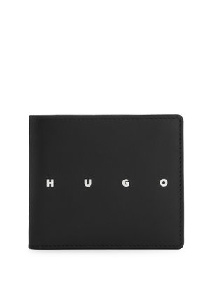 Schwarze Lederbrieftasche mit dem Wort HUGO, das in weißen Großbuchstaben mit Abstand in der Mitte vorne gedruckt ist.
