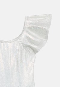 Λευκό τοπ από υφάσμα με γυαλιστερή όψη, με κοντό, φαρδύ μανίκι και ντεκολτέ σε σχήμα στρογγυλής λαιμόκοψης, σε μονόχρωμο ανοιχτό φόντο.