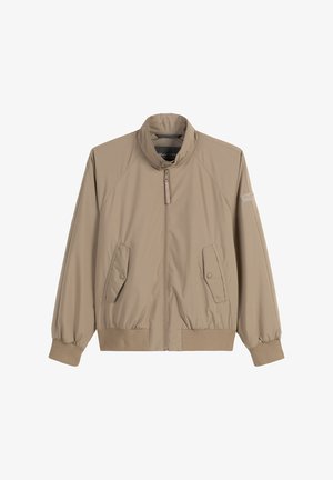 Tan bomberjack met een opstaande kraag, ritssluiting en twee zijzakken. Gemaakt van een gladde stof met elastische manchetten en zoom.
