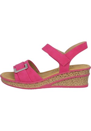 Sandali wedge in suede rosa con una larga fascia, un'applicazione con fibbia e una suola beige testurizzata, caratterizzati da un design con cinturino alla caviglia regolabile.