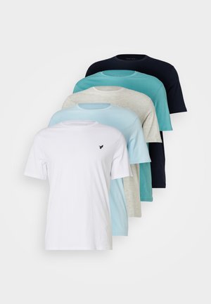 Conjunto de cinco camisetas de manga corta en blanco, azul claro, turquesa, gris y azul marino. Hechas de algodón con cuello redondo y corte regular.