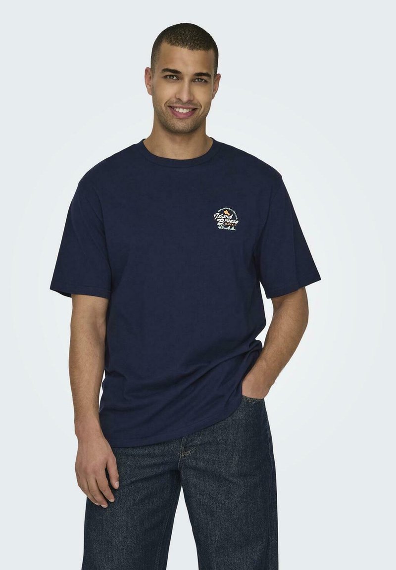Navyblaue Baumwoll-T-Shirt mit kurzen Ärmeln, ausgestattet mit einem kleinen Grafikdesign auf der Brust. Lockere Passform, Rundhalsausschnitt und glatte Textur.