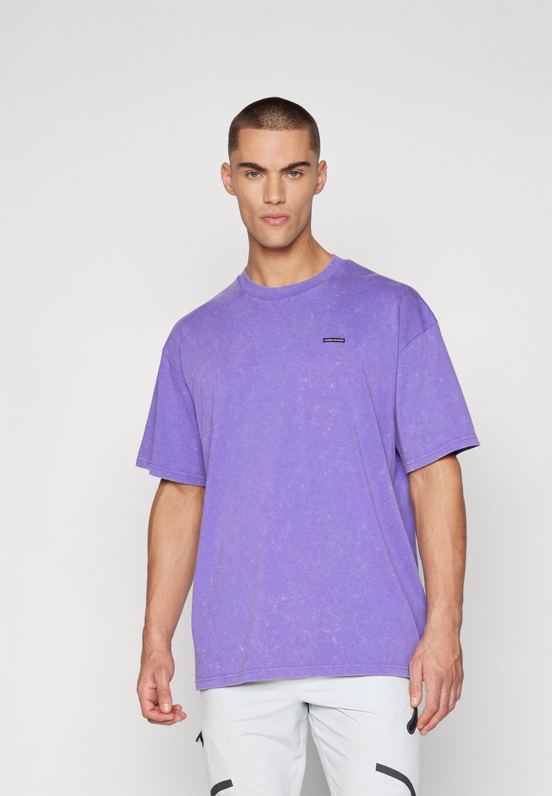 Under Armour LOGO WASH - T-shirts - lavish/white