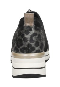 Sneaker con stampa leopardata nera e grigia, dotato di una tomaia testurizzata, un'etichetta sul tallone in metallo e una suola in gomma bianca e grigia a strati.