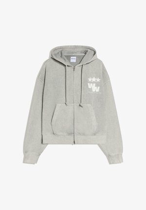 Felpa con cappuccio grigia chiaro con cerniera, tasca frontale, cordini e logo bianco "WW" con tre stelle sul lato superiore sinistro.