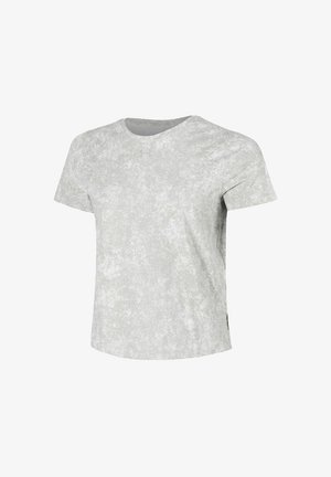 Camiseta de color gris claro con superficie texturizada, mangas cortas, escote redondo y pequeñas perforaciones en los hombros para ventilación.