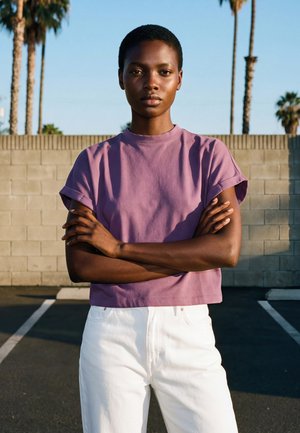 Urban Classics, LADIES SHORT PIGMENT DYE CUT ON SLEEVE TEE - T-shirt basique - duskviolet