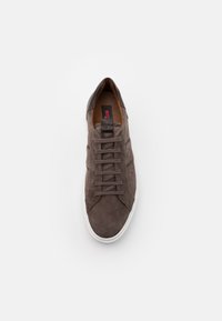 Sneaker in suede grigio con punta rotonda, lacci piatti e suola in gomma bianca. L'interno è color beige, con logo sulla soletta.