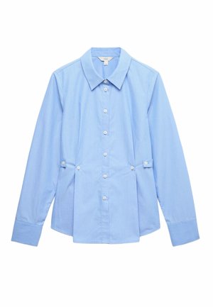 Chemise à manches longues bleu clair en tissu rayé. Elle présente un col, une patte de boutonnage à l'avant et des accents latéraux pour une coupe ajustée.