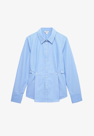 Chemise à manches longues bleu clair en tissu rayé. Elle présente un col, une patte de boutonnage à l'avant et des accents latéraux pour une coupe ajustée.