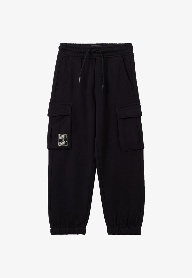 Zwarte cargo-broeken van zachte stof met een elastische tailleband, zijzakken en een patch op het linkerbeen met een tekstontwerp.