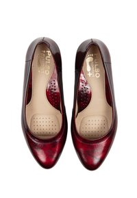 Bordeauxfarbene Leder-Ballettschuhe mit perforierten Seitenpaneelen und einer beigen Innensohle mit gepunkteter Textur. Spitz zulaufendes Design, glatte Oberfläche.