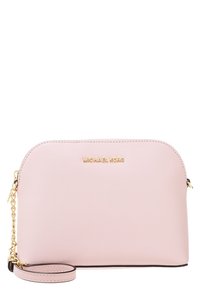 Růžová crossbody taška vyrobená z texturovaného syntetického materiálu, s kulatým tvarem, zlatými kovovými doplňky a odnímatelným popruhem. Logo je výrazně zobrazeno.