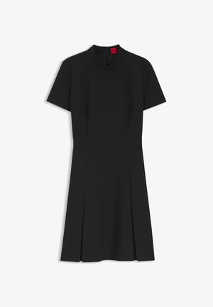 Sort kjole lavet af et solidt stof med høj hals, korte ærmer og et tætsiddende liv med plisseret skørt detalje.