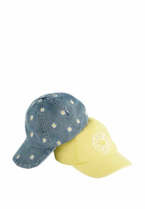 Zweibriefcaps: eine blaue Corduroy-Mütze mit weißer Blumenstickerei und eine gelbe Baumwollmütze mit gesticktem Gänseblümchenmuster.