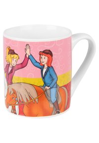 Mug in ceramica bianca con illustrazioni colorate di due ragazze a cavallo su uno sfondo rosa con motivi a cuore.