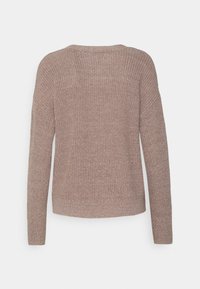 Sweter dzianinowy w jasnym taupe z teksturą prążkowaną, z okrągłym dekoltem i długimi rękawami. Prosty design bez ozdób.