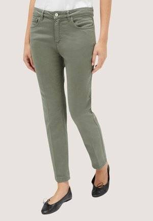 Olijfgroene slim-fit broek van zachte stof, met voorzakken, een knoopsluiting en een lichte stretch voor extra comfort.