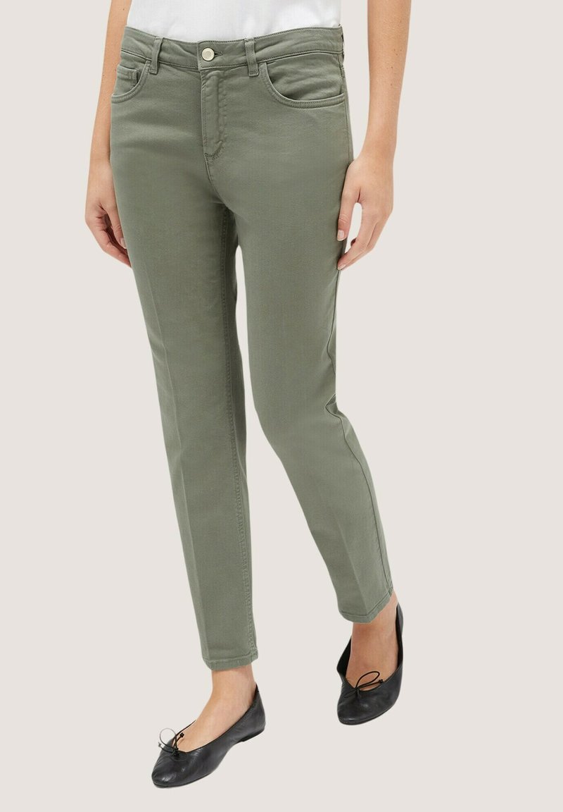 Pantalons slim en olive réalisés en tissu doux, avec des poches avant, une fermeture à bouton et une légère élasticité pour plus de confort.