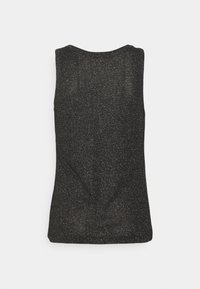 Top senza maniche nero in tessuto testurizzato con sottili particelle metalliche. Collo rotondo e silhouette aderente senza chiusure visibili.