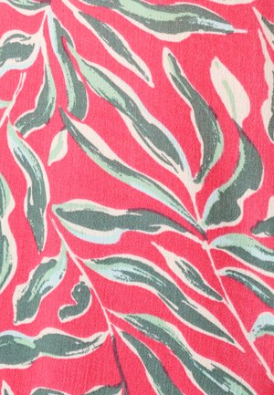 Motif de feuilles allongées vertes et blanches sur un fond de tissu texturé rose vif.