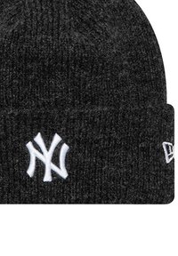 Beanie nero in maglia con logo 'NY' ricamato bianco sul fronte e un piccolo logo sul lato. Texture morbida e risvolto pieghevole.