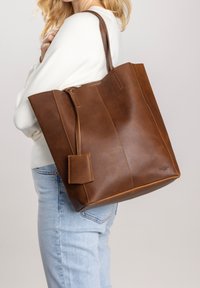Gusti Leder CASSIDY - Kabelka - brown