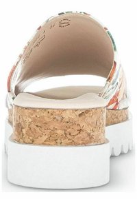 Wielokolorowe klapki z korkową platformą, białą gumową podeszwą i gładką wkładką. Otwarty tył ułatwiający zakładanie.