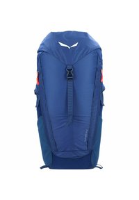 Sac à dos bleu avec une finition texturée, comportant un grand compartiment principal, des poches latérales et un logo proéminent. Matériau durable avec des bretelles ajustables.