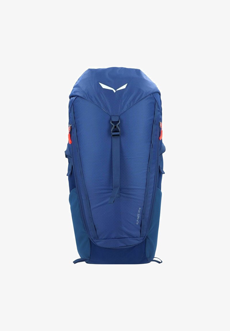 Blauer Rucksack mit strukturiertem Finish, ausgestattet mit einem großen Hauptfach, Seitenfächern und einem auffälligen Logo. Robustes Material mit verstellbaren Trägern.