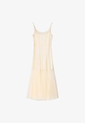 Robe sans manches couleur crème avec fines bretelles et une jupe fluide plissée s'étendant jusqu'au sol.