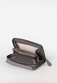 Portafoglio grigio con zip, dotato di più scomparti per carte, una tasca per monete con zip e un interno in tessuto con motivo. Superficie esterna liscia.