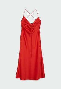 Robe nuisette en satin rouge avec fines bretelles croisées et un détail noué dans le dos, présentée sur un fond clair uni.