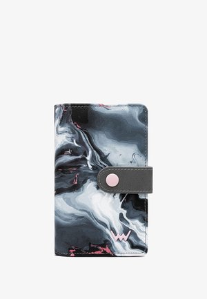 Geldbörse mit einem marmorierten Design in Grau, Schwarz und Pink. Verfügt über eine graue Klappe mit einem pinkfarbenen Druckknopf und einem geprägten Logo auf der Vorderseite.